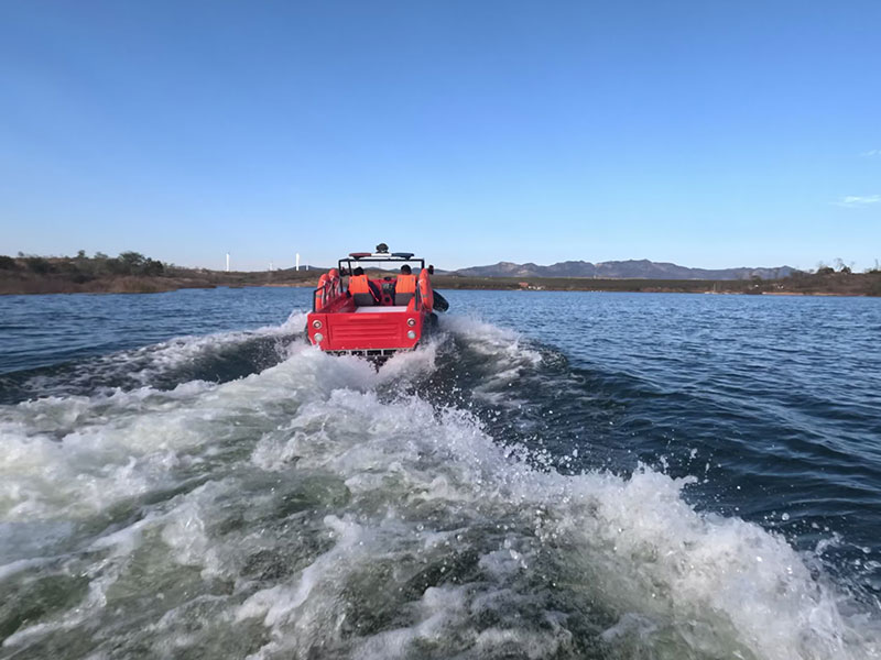 Amphibious emergency rescue vehicle